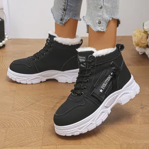 Vue détaillée de bottes de neige noires pour femmes avec doublure en fausse fourrure chaude