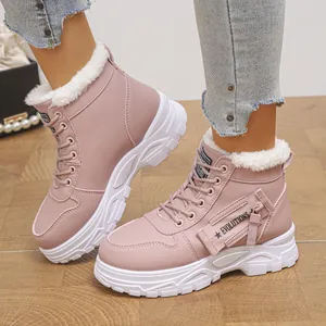 Vue latérale détaillée de bottes de neige roses pour femmes avec doublure en peluche