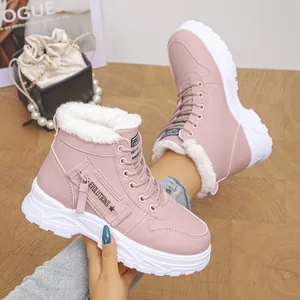 Vue détaillée de bottes de neige roses d'hiver avec doublure en polaire blanche chaude.