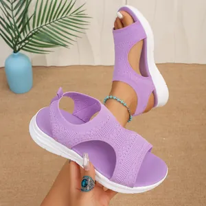 Gros plan de sandales à plateforme violettes en maille respirante pour femmes.