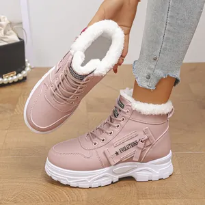 Détail de bottes de neige roses avec doublure chaude en fausse fourrure blanche.