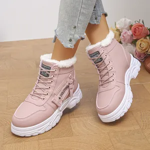 Gros plan de bottes d'hiver roses avec doublure en fausse fourrure et semelle épaisse