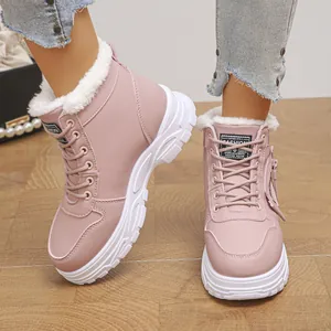 Gros plan de bottes de neige roses pour femmes avec doublure en fausse fourrure