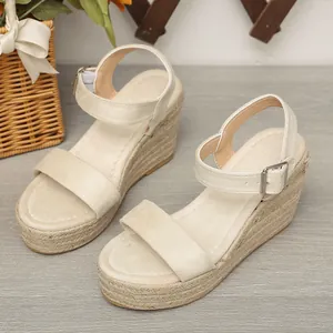 Sandales compensées en daim beige avec semelles en corde de chanvre tressée et brides