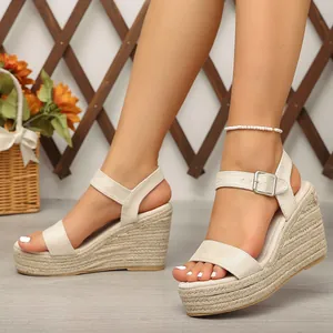 Vue détaillée de profil de sandales compensées espadrilles crème avec semelle corde