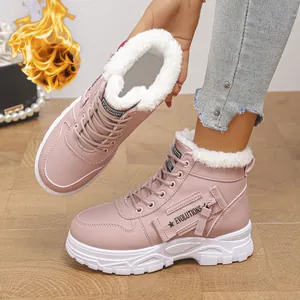 Détail des bottes de neige roses pour femmes avec une doublure épaisse en fausse fourrure.