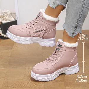 Vue détaillée des bottes d'hiver roses avec talon de 4,7 cm et doublure en fausse fourrure