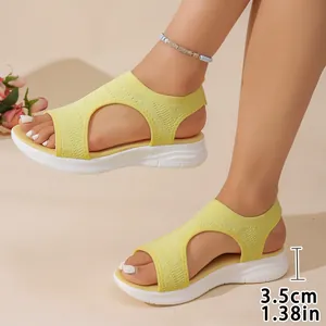 Vue détaillée des sandales compensées en maille jaune avec semelle de 3,5 cm