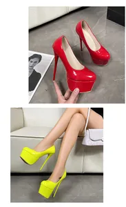 Dettaglio di décolleté a spillo da 16 cm rosse e giallo neon con plateau alto