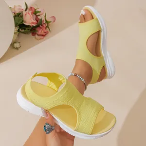 Sandales de sport en maille flyknit jaune avec semelle épaisse et bout ouvert pour femmes.
