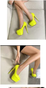 Dettaglio di tacchi a spillo platform giallo neon da 16 cm con finitura laccata lucida