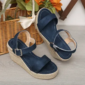 Vue détaillée des sandales compensées en daim bleu marine avec semelle espadrille