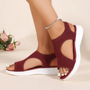 Gros plan sur les sandales à plateforme en maille bordeaux pour femmes avec tige tissée.