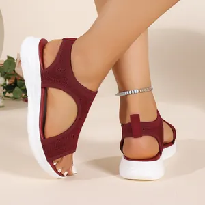 Vue détaillée des sandales en maille bordeaux pour femmes avec semelles blanches
