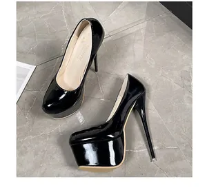 Eleganti décolleté in vernice nera con tacco 16 cm, plateau spesso e punta arrotondata.