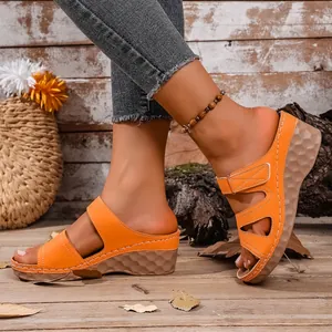 Elegantes sandalias de cuña naranja con suela de plataforma para mujer casual