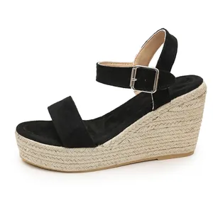 Vue détaillée de profil de sandales compensées espadrilles noires avec bride à boucle