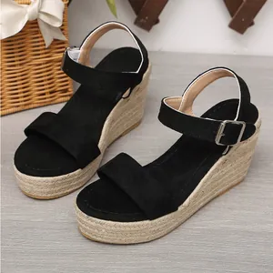 Vue détaillée des sandales compensées espadrilles noires
