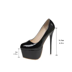 Scarpe nere con plateau, tacco a spillo da 16,5 cm e plateau da 5 cm indicato