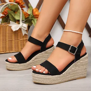 Détail de sandales à talons compensés espadrilles noires avec bride cheville