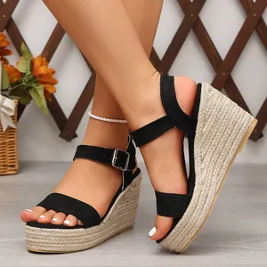 Détail des sandales compensées espadrilles noires avec semelle corde et boucle
