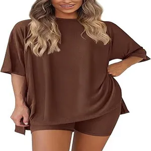 Vista dettagliata del set relax marrone con t-shirt ampia e pantaloncini con tasche