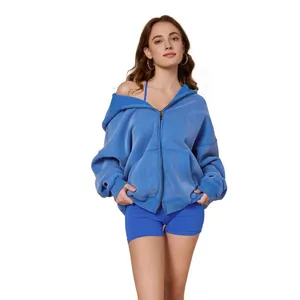 Detail van blauwe oversized retro zip-up hoodie voor dames met dubbele ritssluiting.