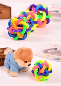 Nahaufnahme bunter Hundeball aus Gummi mit Glocke für Haustierspiele