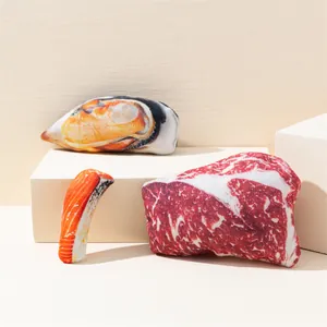 Détail de jouets réalistes à l'herbe à chat en forme de saumon, de moule et de steak.