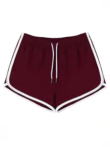 Pantaloncini sportivi bordeaux da donna con profili bianchi e coulisse in vita.