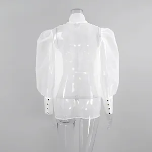 Vista trasera de una elegante blusa blanca de malla transparente con mangas abullonadas
