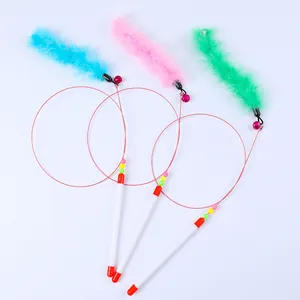 Vista detallada de tres varitas para gatos con plumas de colores, cascabeles e hilos de acero