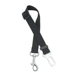 Détail de la ceinture de sécurité réglable pour animaux avec crochet métallique