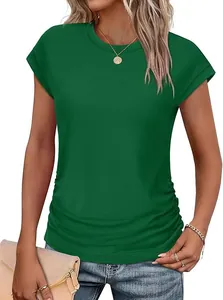 Détail montrant les plis élégants et les manches courtes de ce t-shirt vert pour femmes