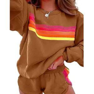 Detailansicht des braunen Damen-Lounge-Sets mit bunten Regenbogenstreifen auf dem Sweatshirt.