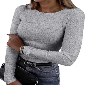 Détail d'un t-shirt gris à manches longues pour femmes, coupe ajustée et côtelée