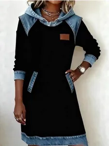 Elegante abito con cappuccio nero da donna con dettagli patchwork in denim