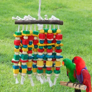 Buntes Papageienspielzeug aus Holzblöcken und Perlen für mittlere und große Vögel.