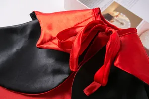 Detail des rot-schwarzen Satin-Halloween-Umhangs für Haustiere mit Schleife