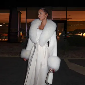 Elegante abrigo de invierno blanco con cuello y puños de pelo y bolso a juego
