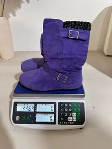 Stivale a metà polpaccio in camoscio viola con fibbia che pesa 446,4 g sulla bilancia.