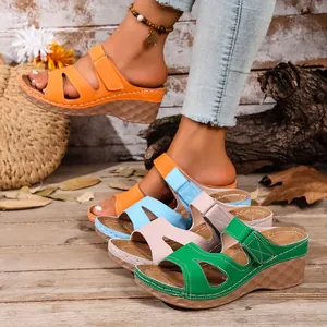 Stijlvolle dames sandalen met sleehak en dikke zool in diverse levendige kleuren