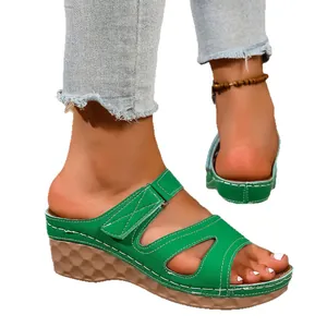 Stijlvolle groene plateausandalen voor dames met witte stiksels en een open teen