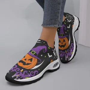 Gros plan détaillé de l'imprimé citrouille d'Halloween sur baskets flyknit pour femmes