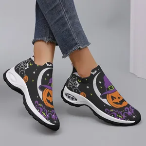 Vue détaillée latérale des baskets femmes avec citrouille Halloween et chapeau de sorcière.