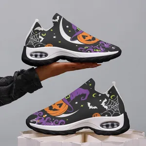 Gros plan de baskets légères en tricot avec des imprimés festifs de citrouilles d'Halloween
