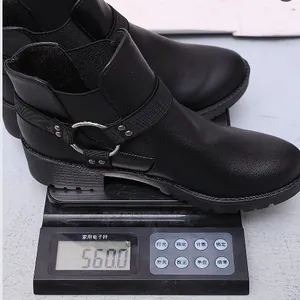 Κοντινό πλάνο που δείχνει το βάρος 560g των μαύρων μποτακιών με μεσαίο τακούνι.