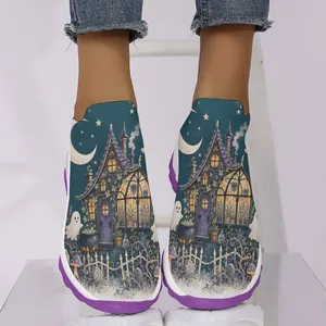 Vue détaillée des baskets flyknit pour femmes avec imprimé maison hantée d'Halloween