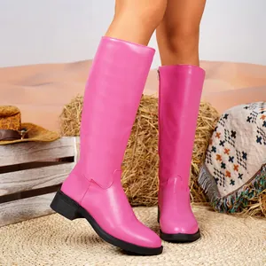 Detailansicht der leuchtend rosa hohen Kunstlederstiefel mit Blockabsatz.