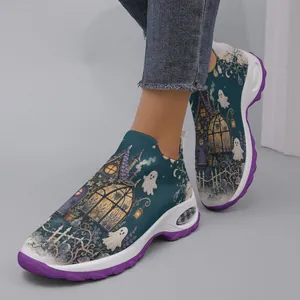 Vue détaillée de baskets pour femmes avec imprimé Halloween et semelle à coussin d'air mauve